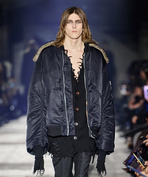 JOHN LAWRENCE SULLIVAN(ジョンローレンスサリバン)の「【JOHN LAWRENCE SULLIVAN】NYLON MASSIVE ROUNDED SLEEVE BOMBER JACKET WITH BACK FUR(MA-1・メンズ・ブラック・46)」の4枚目の写真