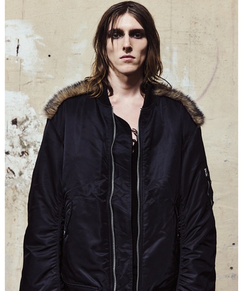 JOHN LAWRENCE SULLIVAN(ジョンローレンスサリバン)の「【JOHN LAWRENCE SULLIVAN】NYLON MASSIVE ROUNDED SLEEVE BOMBER JACKET WITH BACK FUR(MA-1・メンズ・ブラック・46)」の2枚目の写真