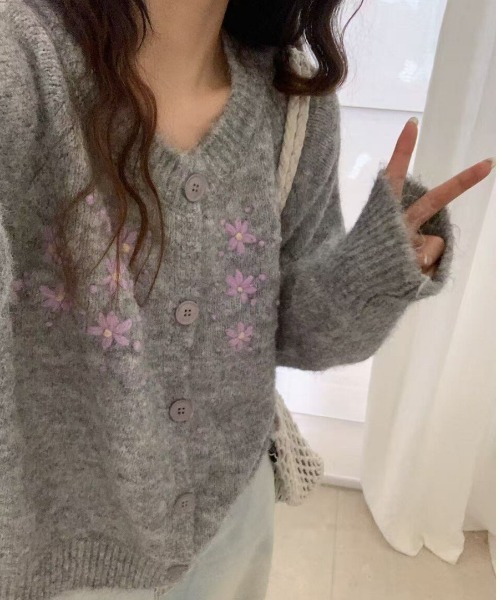 NANEA(ナネア)の「花刺繍ニットカーディガン(カーディガン/ボレロ・レディース・グレー/パープル/ベージュ・フリー)」の4枚目の写真