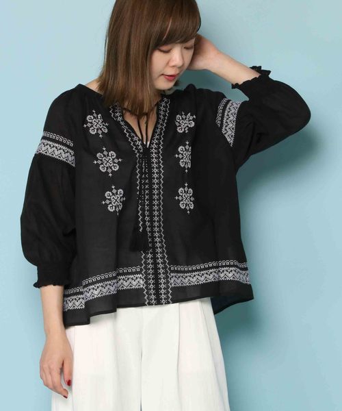 notch.（ノッチ）の「袖ボリューム刺繍ブラウス（シャツ/ブラウス・レディース・オフホワイト/ブラック/ブルー・M）」の3枚目の写真