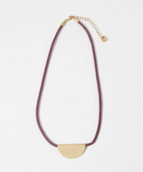 earth music&ecology（アースミュージックアンドエコロジー）の「プレートチョーカー（チョーカー・レディース・パープル/ブラック/カーキ・FREE）」の3枚目の写真