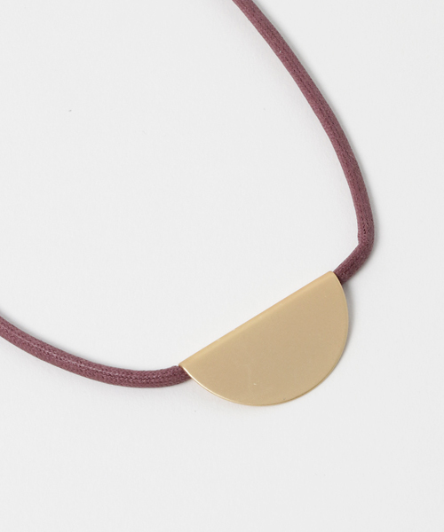 earth music&ecology（アースミュージックアンドエコロジー）の「プレートチョーカー（チョーカー・レディース・パープル/ブラック/カーキ・FREE）」の4枚目の写真