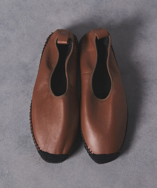 UNITED ARROWS(ユナイテッドアローズ)の「<HEREU(ヘリュー)> LEATHER ESPA ◆(スリッポン・メンズ・ブラウン/ブラック・42/41/40/43)」の2枚目の写真