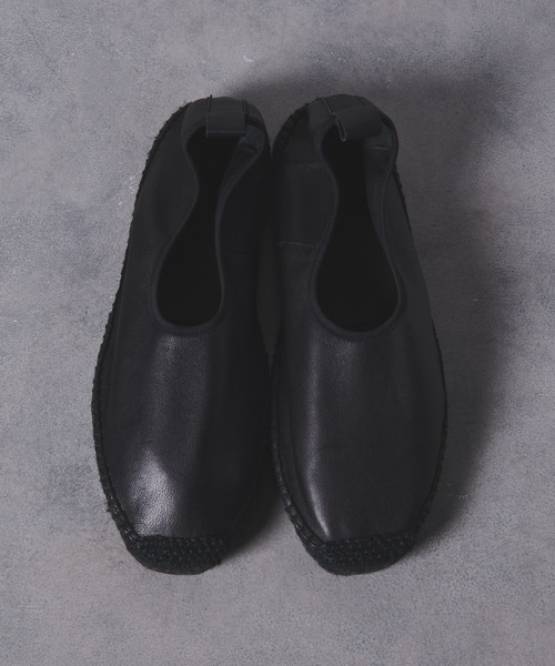 UNITED ARROWS(ユナイテッドアローズ)の「<HEREU(ヘリュー)> LEATHER ESPA ◆(スリッポン・メンズ・ブラウン/ブラック・42/41/40/43)」の1枚目の写真