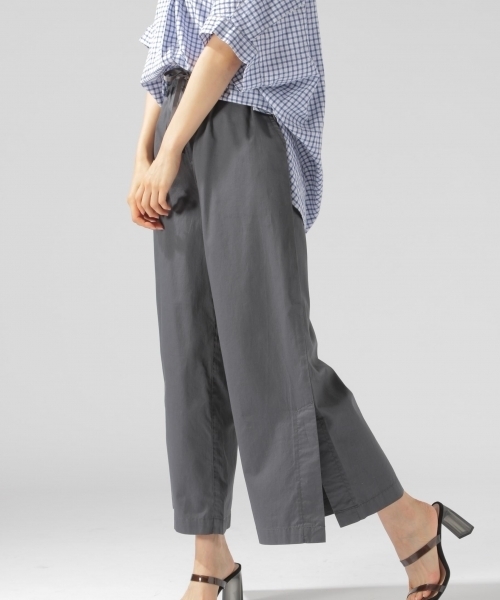 BAYFLOW(ベイフロー)の「GOOD PRICE/サイドスリットサテンパンツ(その他パンツ・レディース・ネイビー/グレー/ナチュラル/グリーン・SMALL/MEDIUM)」の4枚目の写真