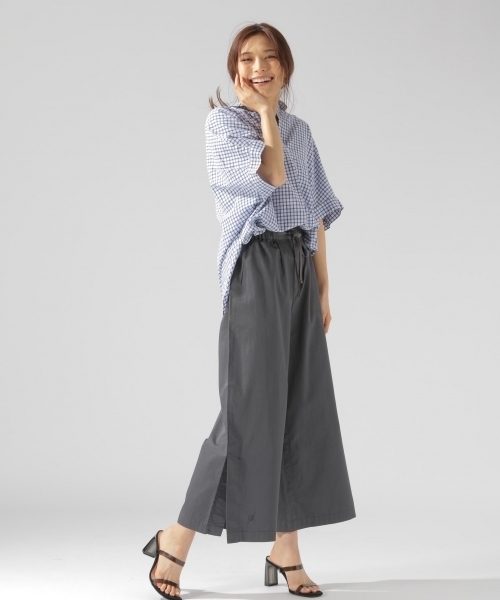 BAYFLOW(ベイフロー)の「GOOD PRICE/サイドスリットサテンパンツ(その他パンツ・レディース・ネイビー/グレー/ナチュラル/グリーン・SMALL/MEDIUM)」の8枚目の写真