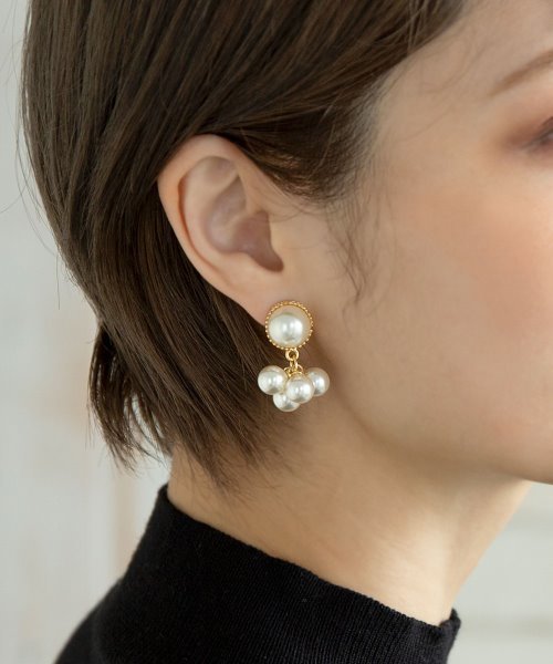 colleca la(コレカラ)の「ボリュームパールイヤリング(イヤリング・レディース・シルバー/ゴールド・フリ-)」の1枚目の写真