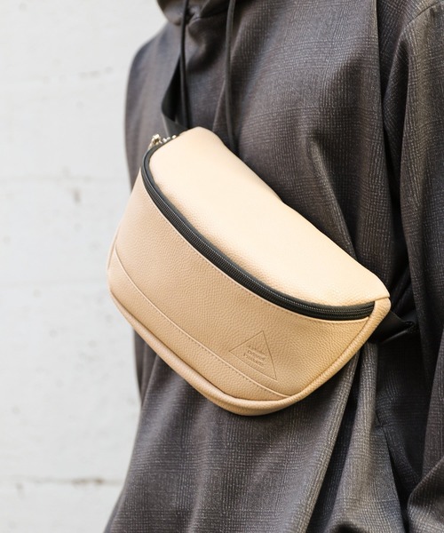 LAKOLE（ラコレ）の「フェイクレザーボディバッグ / LAKOLE（ボディバッグ/ウエストポーチ・メンズ・ベージュ/ブラック/グレー・FREE）」の3枚目の写真