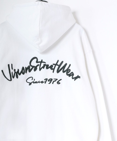 VISION STREET WEAR(ヴィジョンストリートウェア)の「VISION STREET WEAR/ヴィジョンストリートウエア スウェット サテンワッペン カレッジロゴ バックチェーン刺繍 ルードロゴ スウェットパーカー/フーディー(パーカー・メンズ・ホワイト/ブラック/ホワイト系その他/ブラック系その他・M/L)」の2枚目の写真