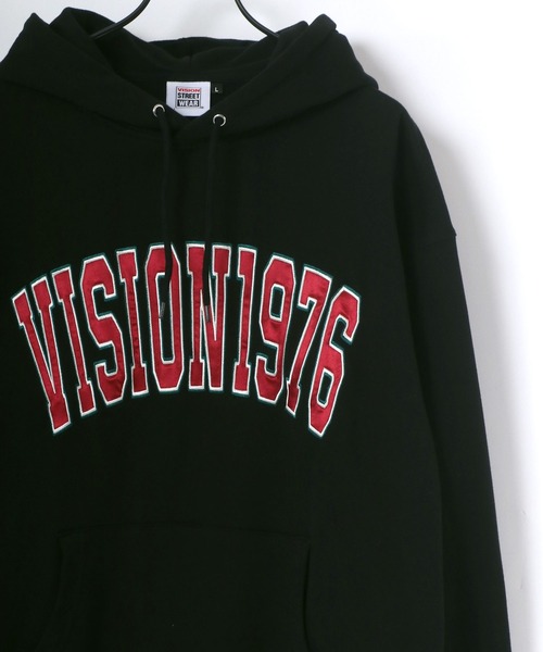VISION STREET WEAR(ヴィジョンストリートウェア)の「VISION STREET WEAR/ヴィジョンストリートウエア スウェット サテンワッペン カレッジロゴ バックチェーン刺繍 ルードロゴ スウェットパーカー/フーディー(パーカー・メンズ・ホワイト/ブラック/ホワイト系その他/ブラック系その他・M/L)」の3枚目の写真