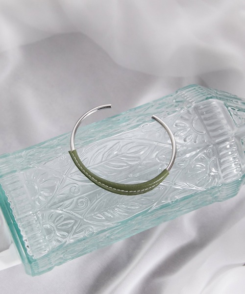 VIS（ビス）の「フェイクレザーバングル（ブレスレット・レディース・ホワイト/グリーン系その他/キャメル・FREE）」の2枚目の写真