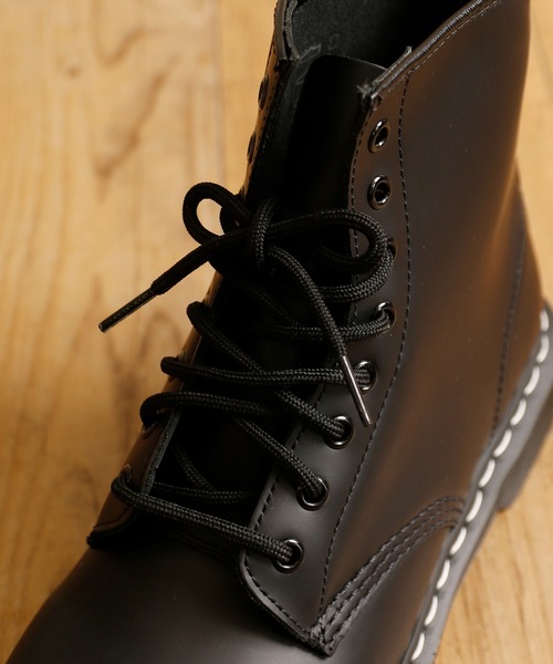 And A（アンドエー）の「Dr.Martens ドクターマーチン / 1460 Ws Black Smooth 8ホールブーツ レースアップブーツ（ホワイトステッチ） / 24758001（ブーツ・レディース・ブラック・23cm/24cm）」の11枚目の写真