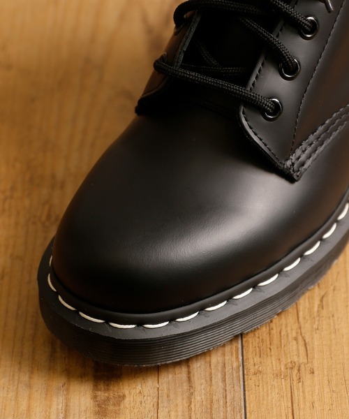 And A（アンドエー）の「Dr.Martens ドクターマーチン / 1460 Ws Black Smooth 8ホールブーツ レースアップブーツ（ホワイトステッチ） / 24758001（ブーツ・レディース・ブラック・23cm/24cm）」の2枚目の写真