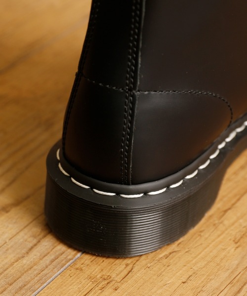 And A（アンドエー）の「Dr.Martens ドクターマーチン / 1460 Ws Black Smooth 8ホールブーツ レースアップブーツ（ホワイトステッチ） / 24758001（ブーツ・レディース・ブラック・23cm/24cm）」の3枚目の写真