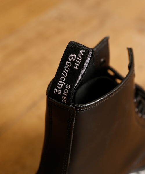 And A（アンドエー）の「Dr.Martens ドクターマーチン / 1460 Ws Black Smooth 8ホールブーツ レースアップブーツ（ホワイトステッチ） / 24758001（ブーツ・レディース・ブラック・23cm/24cm）」の8枚目の写真