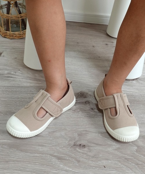 AmiAmi(アミアミ)の「Tストラップキッズスニーカー(スニーカー・キッズ・グレイッシュベージュ/イエロー/ホワイト×ブラック・14.5cm/16.5cm/16cm/15cm/17cm/18cm)」の2枚目の写真