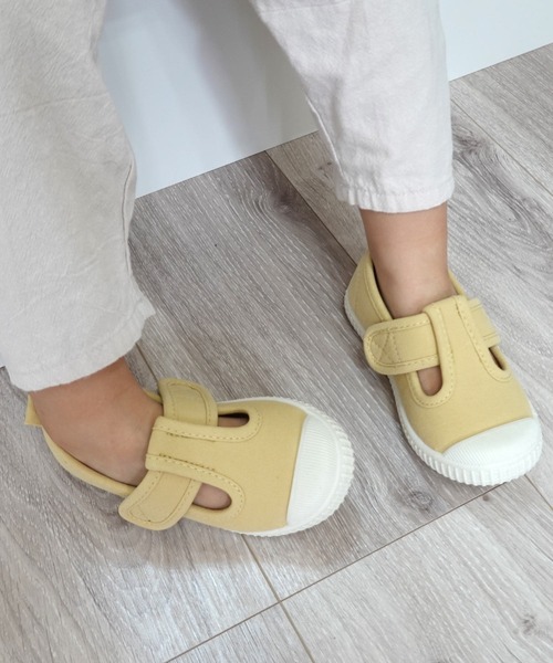 AmiAmi(アミアミ)の「Tストラップキッズスニーカー(スニーカー・キッズ・グレイッシュベージュ/イエロー/ホワイト×ブラック・14.5cm/16.5cm/16cm/15cm/17cm/18cm)」の3枚目の写真