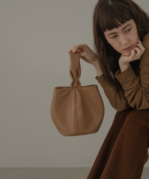 lawgy（ラウジー）の「handle gather 2way bag（ハンドバッグ・レディース・ブラック/ブラウン/キャメル・FREE）」の3枚目の写真