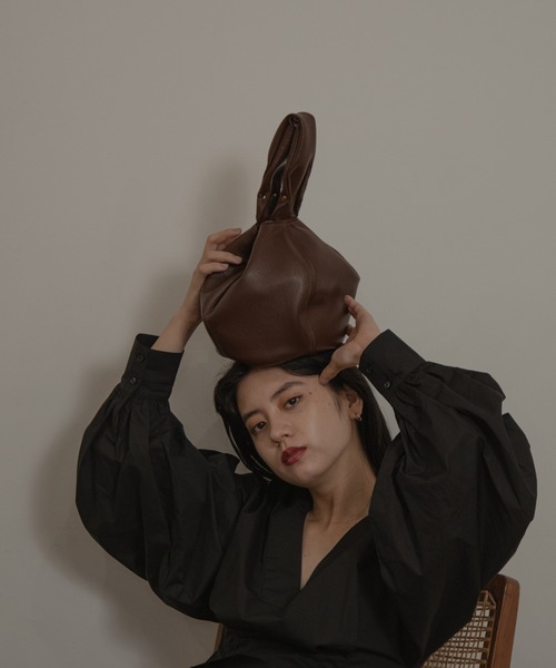 lawgy（ラウジー）の「handle gather 2way bag（ハンドバッグ・レディース・ブラック/ブラウン/キャメル・FREE）」の8枚目の写真