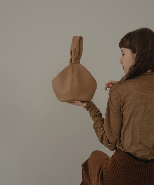 lawgy（ラウジー）の「handle gather 2way bag（ハンドバッグ・レディース・ブラック/ブラウン/キャメル・FREE）」の4枚目の写真