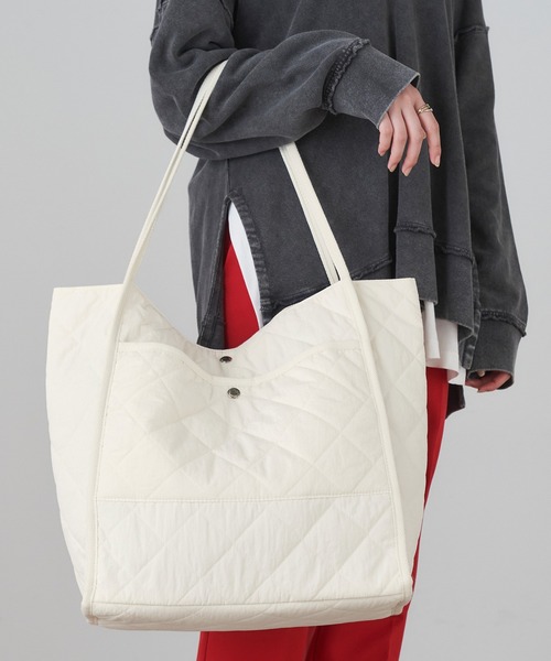 Chaco closet（チャコ クローゼット）の「２wayパイピングデザインキルティングビッグトートバッグ（トートバッグ・レディース・ライトカーキ/ブラック/ライトベージュ/ブラウン/アイボリー・FREE）」の6枚目の写真
