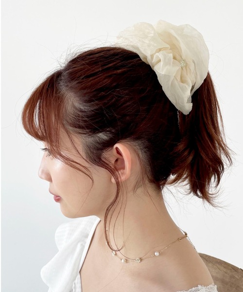 SLURR（スラ―）の「ビッグシュシュ（シュシュ・レディース・ベージュ/アイボリー・FREE）」の2枚目の写真