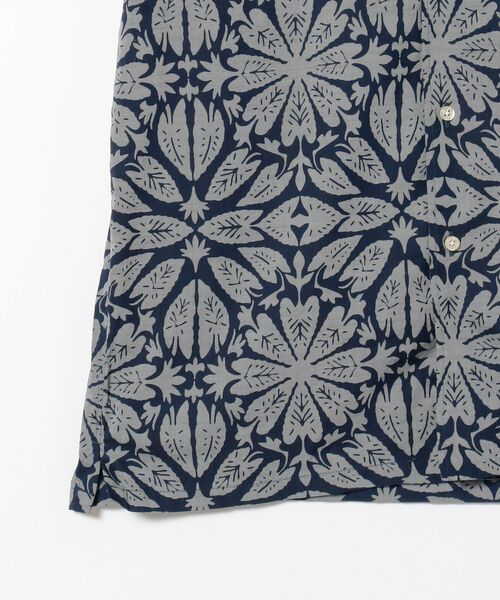 GUY ROVER（ギローバー）の「GUY ROVER / ボタニカルプリント オープンカラー シャツ（シャツ/ブラウス・メンズ・インディゴブルー・SMALL/X-LARGE/MEDIUM）」の4枚目の写真