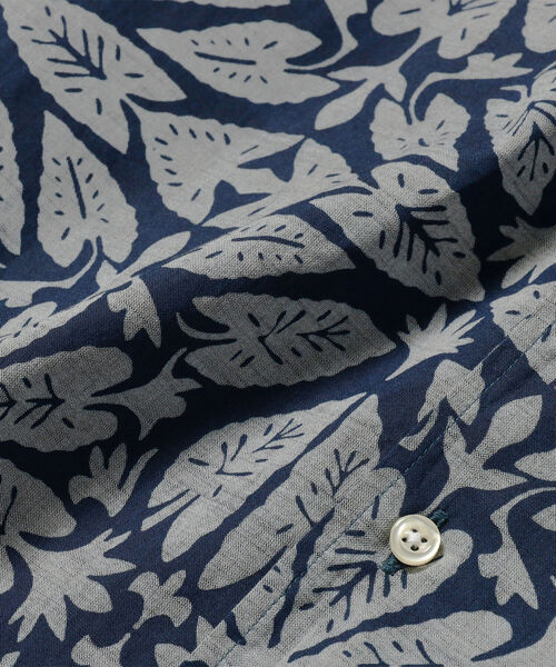 GUY ROVER（ギローバー）の「GUY ROVER / ボタニカルプリント オープンカラー シャツ（シャツ/ブラウス・メンズ・インディゴブルー・SMALL/X-LARGE/MEDIUM）」の6枚目の写真