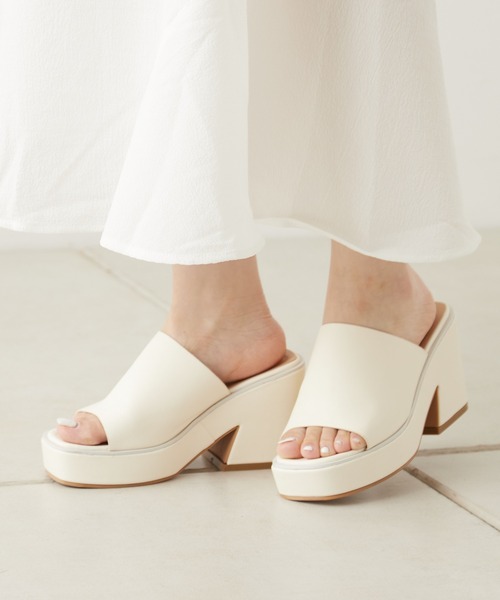 Chico(チコ)の「【LINNEE】バルキーサンダル(サンダル・レディース・ホワイト/ブラック・SMALL/MEDIUM/LARGE)」の1枚目の写真
