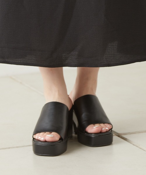Chico(チコ)の「【LINNEE】バルキーサンダル(サンダル・レディース・ホワイト/ブラック・SMALL/MEDIUM/LARGE)」の2枚目の写真