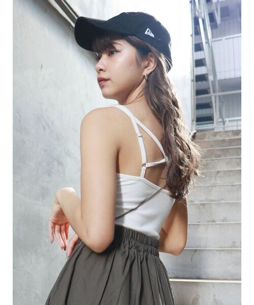 MURUA（ムルーア）の「バックストリングキャミ（パット付）（キャミソール・レディース・ブラック/アイボリー・FREE）」の5枚目の写真