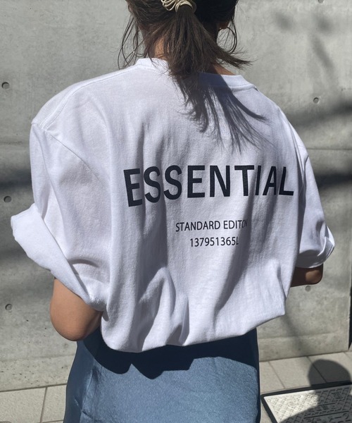 MAISON BREEZE（メゾンブリーズ）の「トレンドロゴ。"ESSENTIAL" Tee【MAISON BREEZE】オーバーサイズバックプリントロゴTシャツ（Tシャツ/カットソー・レディース・ブラック/レッド/グリーン・FREE）」の2枚目の写真