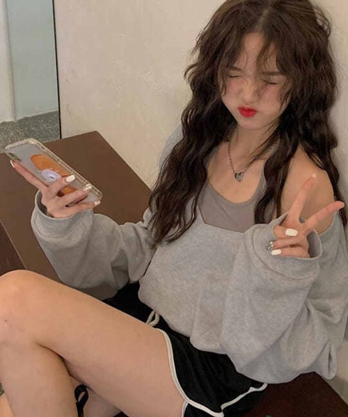 meJane(ミージェーン)の「クロップド丈ルーズシルエットVネックドッキングスウェット【ZOZOTOWN限定】(スウェット・レディース・アッシュブラウン/グレー・FREE)」の4枚目の写真