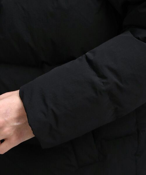 Calvin Klein(カルバン・クライン)の「バッジオーバーサイズ ダウンジャケット(ダウンジャケット/コート・メンズ・ホワイト/ブラック・M/L/S/XL)」の12枚目の写真