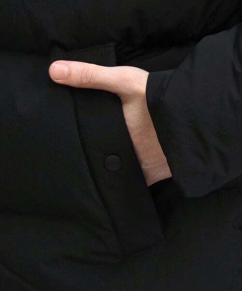 Calvin Klein(カルバン・クライン)の「バッジオーバーサイズ ダウンジャケット(ダウンジャケット/コート・メンズ・ホワイト/ブラック・M/L/S/XL)」の13枚目の写真