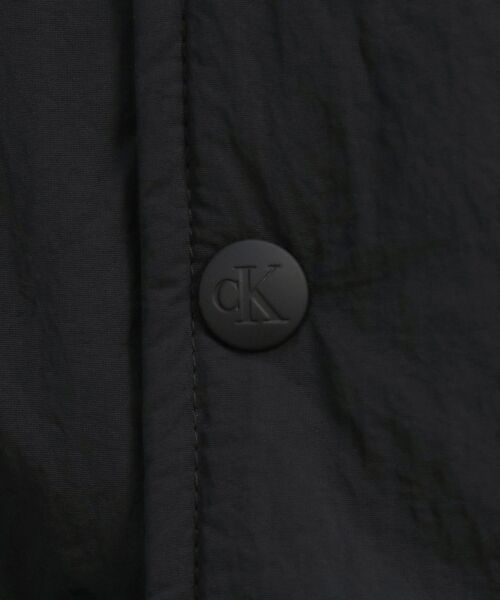 Calvin Klein(カルバン・クライン)の「バッジオーバーサイズ ダウンジャケット(ダウンジャケット/コート・メンズ・ホワイト/ブラック・M/L/S/XL)」の16枚目の写真