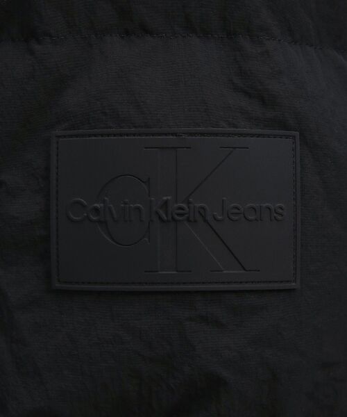 Calvin Klein(カルバン・クライン)の「バッジオーバーサイズ ダウンジャケット(ダウンジャケット/コート・メンズ・ホワイト/ブラック・M/L/S/XL)」の17枚目の写真