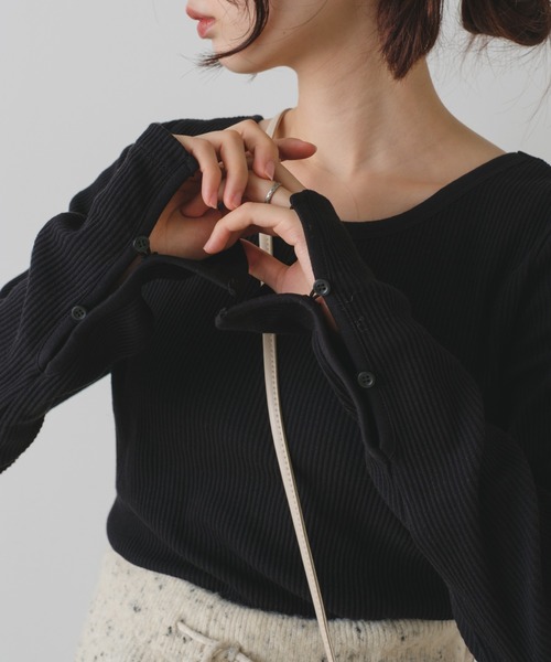 Kastane(カスタネ)の「袖ボタンリブロンTEE(Tシャツ/カットソー・レディース・ブラック/ブラウン/ブルー/アイボリー・FREE)」の2枚目の写真