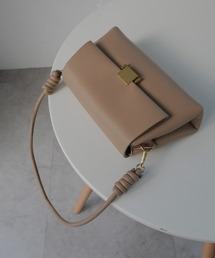 CURI BISCUI（キュリ　ビスキュイ）の「【CURIBISCUI】ハンドルデザイン フラップ ショルダーバッグ（ショルダーバッグ）」