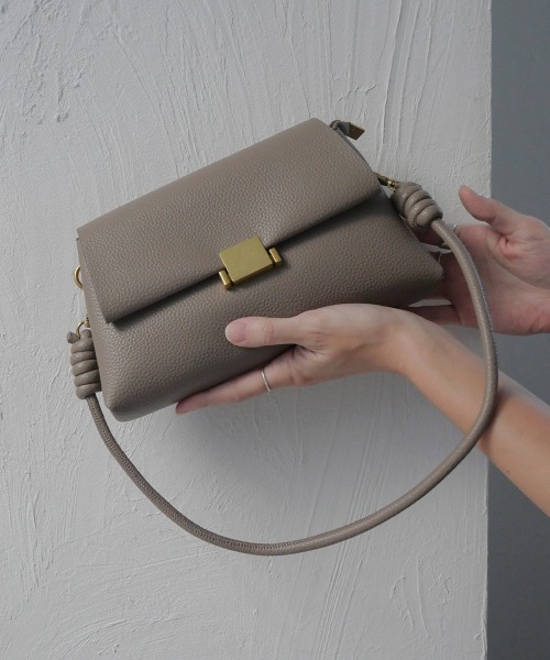 CURI BISCUI（キュリ　ビスキュイ）の「【CURIBISCUI】ハンドルデザイン フラップ ショルダーバッグ（ショルダーバッグ・レディース・ベージュ/グレー/ブラック・FREE）」の3枚目の写真