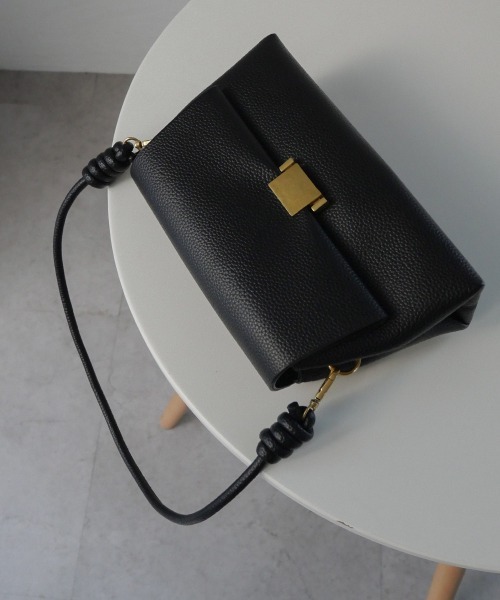 CURI BISCUI（キュリ　ビスキュイ）の「【CURIBISCUI】ハンドルデザイン フラップ ショルダーバッグ（ショルダーバッグ・レディース・ベージュ/グレー/ブラック・FREE）」の2枚目の写真