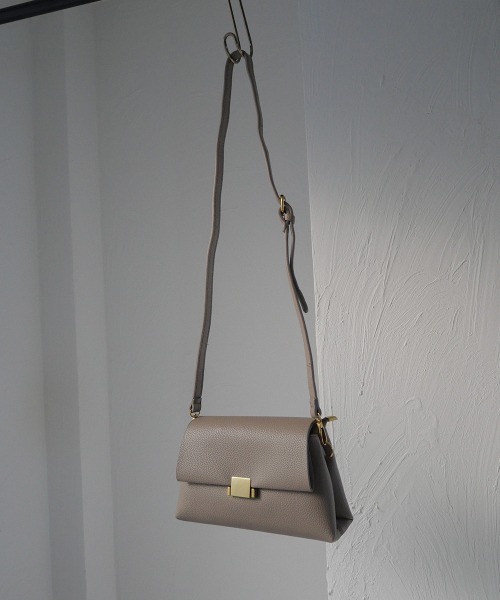 CURI BISCUI（キュリ　ビスキュイ）の「【CURIBISCUI】ハンドルデザイン フラップ ショルダーバッグ（ショルダーバッグ・レディース・ベージュ/グレー/ブラック・FREE）」の6枚目の写真