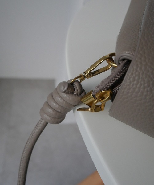 CURI BISCUI（キュリ　ビスキュイ）の「【CURIBISCUI】ハンドルデザイン フラップ ショルダーバッグ（ショルダーバッグ・レディース・ベージュ/グレー/ブラック・FREE）」の11枚目の写真