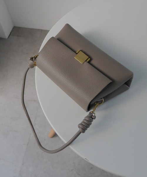CURI BISCUI（キュリ　ビスキュイ）の「【CURIBISCUI】ハンドルデザイン フラップ ショルダーバッグ（ショルダーバッグ・レディース・ベージュ/グレー/ブラック・FREE）」の4枚目の写真