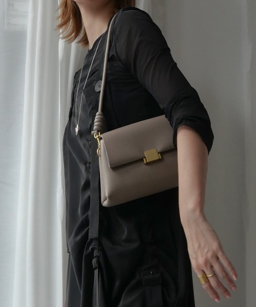CURI BISCUI（キュリ　ビスキュイ）の「【CURIBISCUI】ハンドルデザイン フラップ ショルダーバッグ（ショルダーバッグ・レディース・ベージュ/グレー/ブラック・FREE）」の12枚目の写真