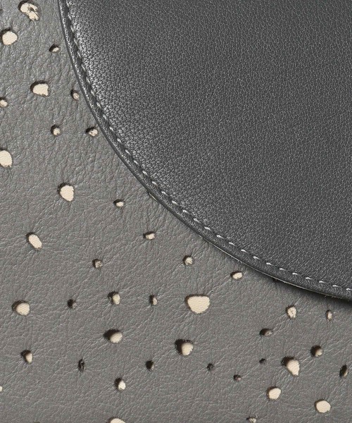 HIROKO HAYASHI（ヒロコハヤシ）の「FORATA(フォラータ)ショルダーバッグ（ショルダーバッグ・レディース・グレー系その他4・00）」の14枚目の写真
