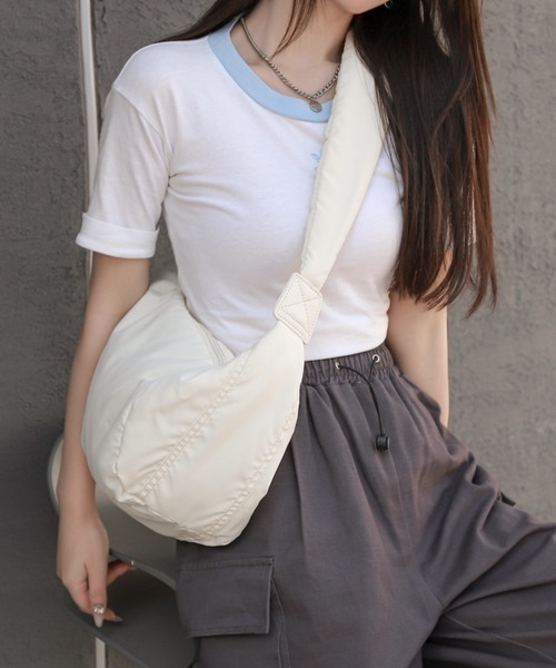 wears(ウェアーズ)の「【軽量】無地ナイロンショルダーバッグ(ショルダーバッグ・レディース・アイボリー/ブラック・FREE)」の5枚目の写真
