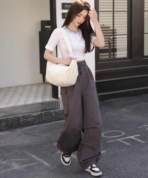 wears(ウェアーズ)の「【軽量】無地ナイロンショルダーバッグ(ショルダーバッグ・レディース・アイボリー/ブラック・FREE)」の12枚目の写真