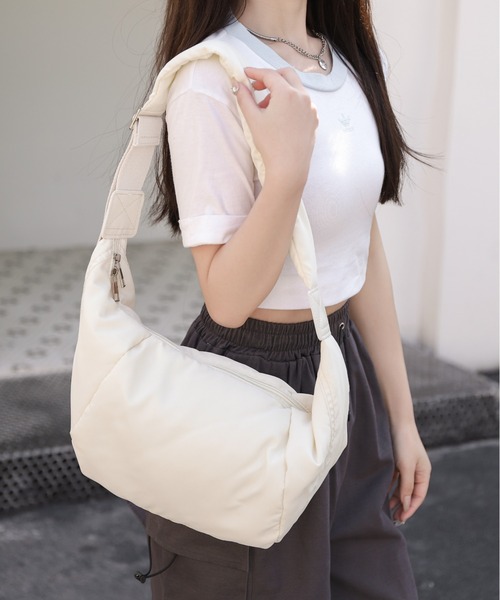 wears(ウェアーズ)の「【軽量】無地ナイロンショルダーバッグ(ショルダーバッグ・レディース・アイボリー/ブラック・FREE)」の4枚目の写真