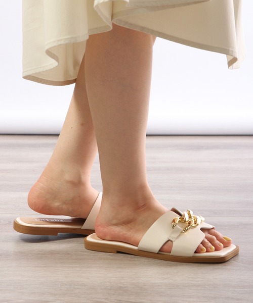 lus.(ラスドット)の「チェーンモチーフフラットサンダル(サンダル・レディース・アイボリー/ブラック・L/S/M/LL)」の13枚目の写真